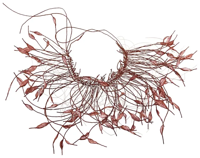 Collier multirangs en perles de fer et d'os dorés