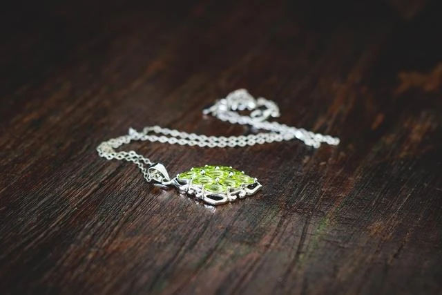 Collier en fer et pierres de verre dorés avec chaîne d'extension