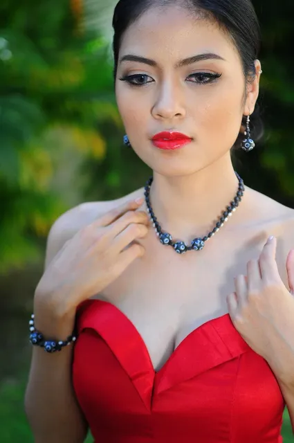 Charger l'image dans la galerie, Collier multirangs en perles de fer et d'os dorés