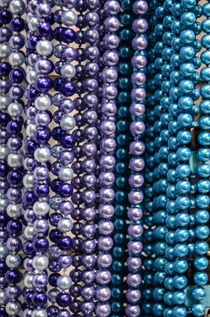 Collier multirangs en perles de fer et d'os dorés